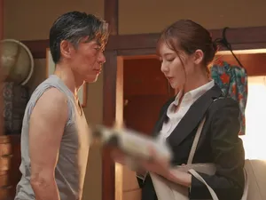 Nam sinh làm thêm được cô đồng nghiệp về nhà dạy kèm