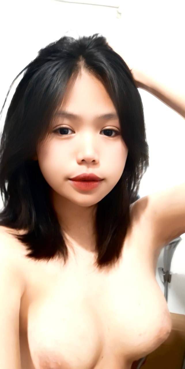 Bất ngờ bị kiểm tra tàu, nữ nhân viên đành "hối lội" anh cảnh sát cu bự
